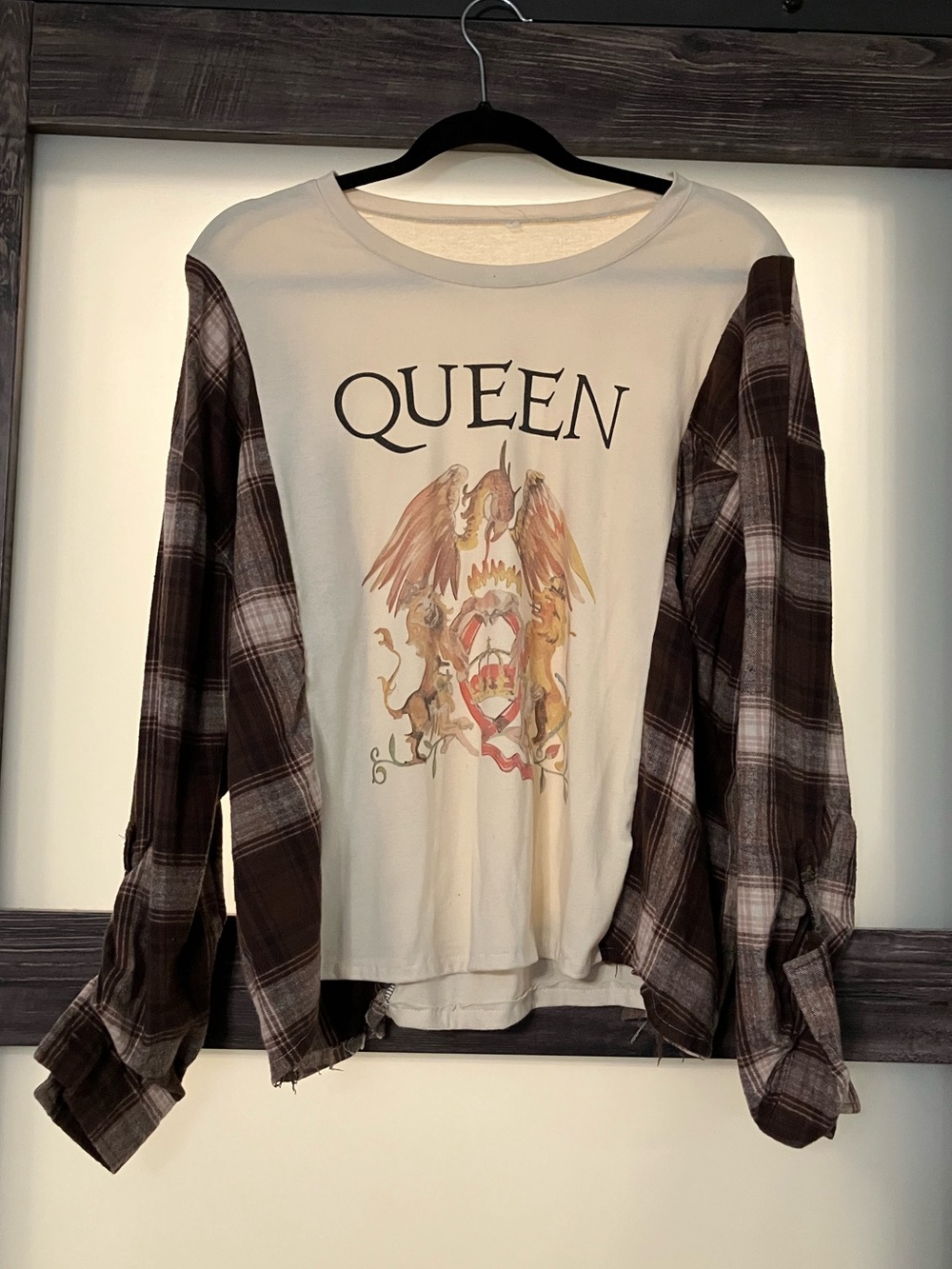 Queen Graphic Plaid Sleeve Tee